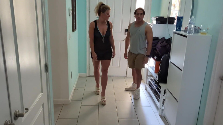CurvyMilfs: ブロンドのミルフがソファで指で激しくセックスされる