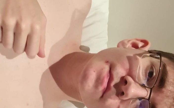 Prettyboi2000x: Tachinându-te și lăsându-te să mă urmărești cum mă fut în curul meu...