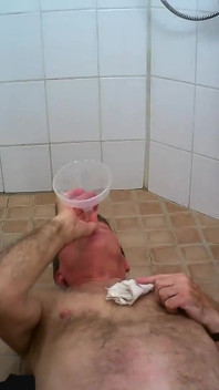 Duș auriu pentru sclave