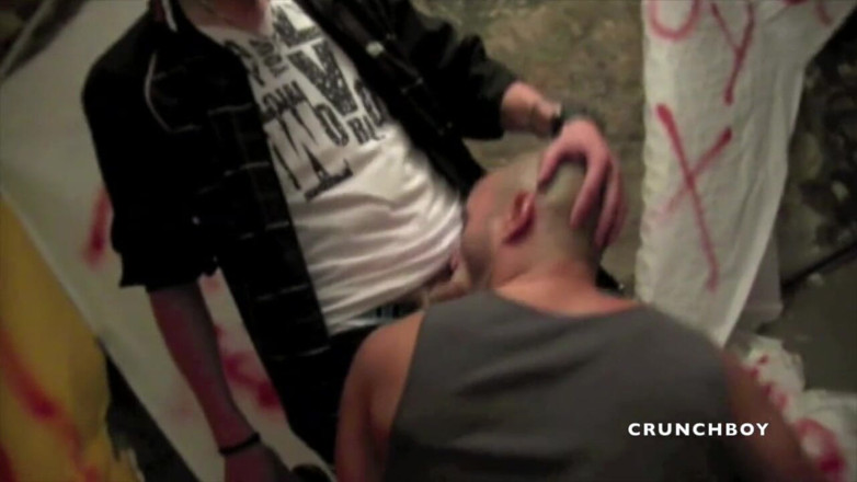 STRAIGHT BOY CURIOUS: Muscle daddy escravo fodido por tênis humilhação de hetero badboy