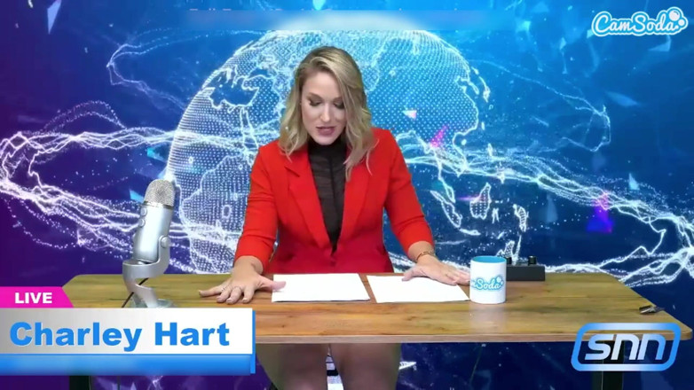 CamSoda: Matură sexy incitantă Prezentatoare de știri Citește știrile în timp ce călărește un...
