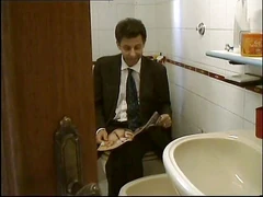 Çoraplı azgın iri güzel kadın sikiliyor ve yüzüne boşalma