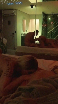 Trans rollt mit Schwanz im Arsch, während er die Muschi meiner Frau lutscht
