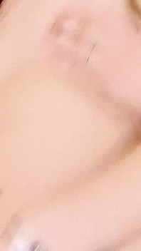 सुनहरे बालों वाली ट्रॅनी कैरोलिना चुपके से स्टूडियो में गुदा मैथुन करती है