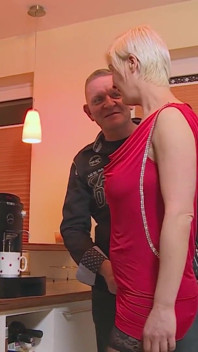 Niemiecka MILF - blondynka z dużymi cyckami zerżnięta w kuchni