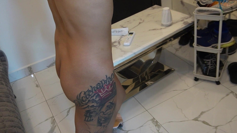 Blond_withasian: Azjatycka blondynka mamuśka z tatuażami ubrana jak pokojówka dostaje creampie...