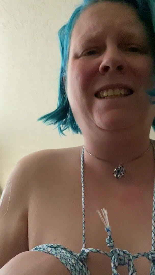 Hot potato girl: Video s plným obličejem fackování svázaných koz