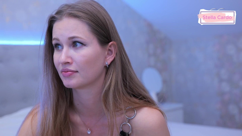 Stella Cardo: Stella Cardos Kleid wird gleich reißen. Nicht verfehlen.