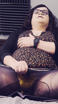 Une trans soulève sa robe et jouit dans ses collants