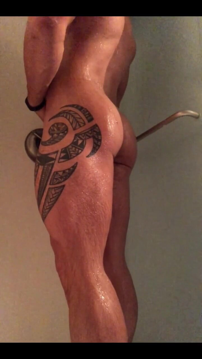 Leo Bayne: Post entrenamiento en la ducha!