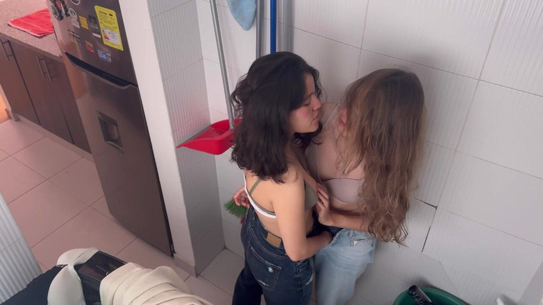 scarlettandc: Lezbiyenler Kıyafet Odasında Sikişiyor