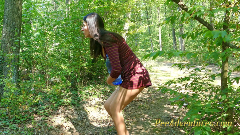 Pee Adventures: Bruna sexy che si spoglia nuda e piscia all'aperto
