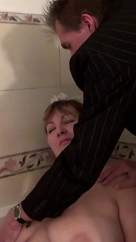 Fettes zimmermädchen beim baden erwischt und gefickt