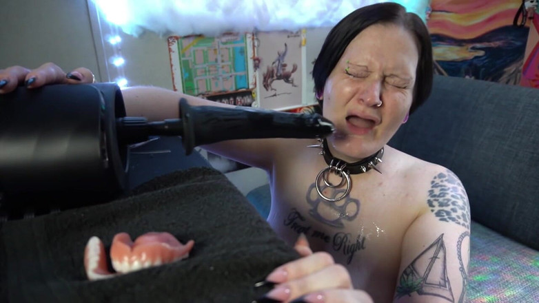 GothBunny6669: Puta gótica saca dientes para follar la cara descuidada por...