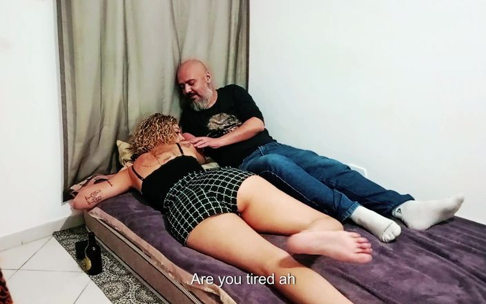 Gabi SweetCouplesStories: Dia mergokin adik tirinya lagi sendirian di rumah.