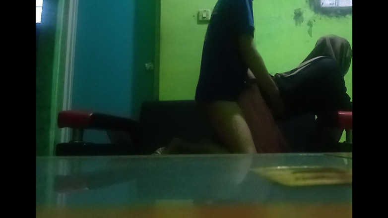 Famly sex: 当我在起居室操继兄弟的阴户时，我差点发现