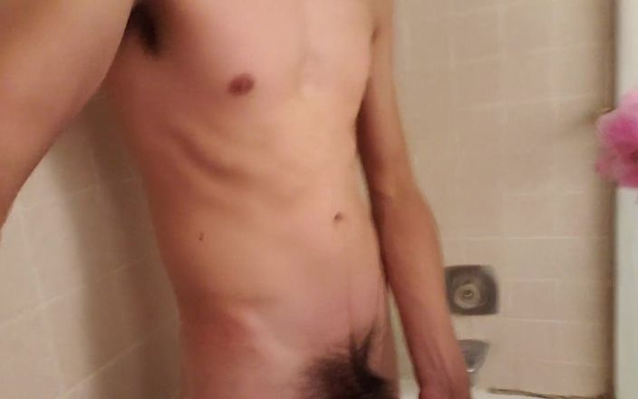 Z twink: Tipul cu corp sexy la duș netăiat