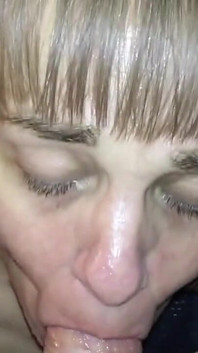 Marie zuigt meer pik