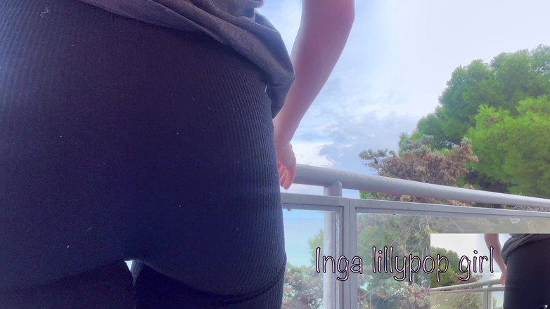 Inga lillypop girl: Мініатюрний підліток влаштовує на балконі