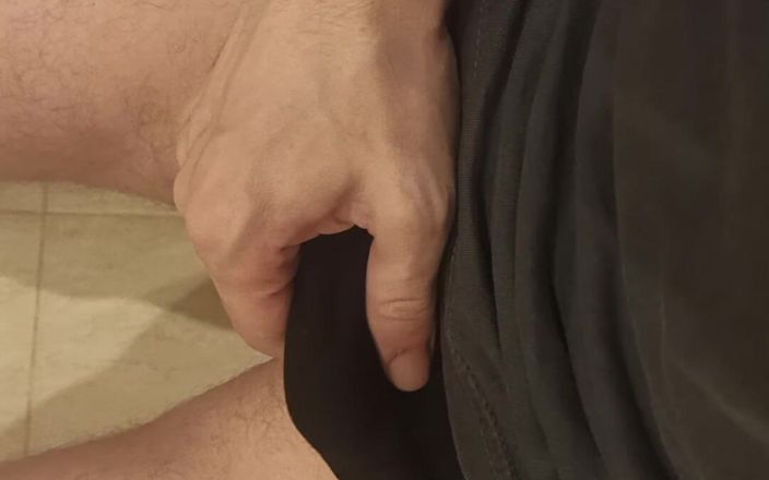 Pasha: Bir adam tuvalette otururken penisine masaj yapıyor
