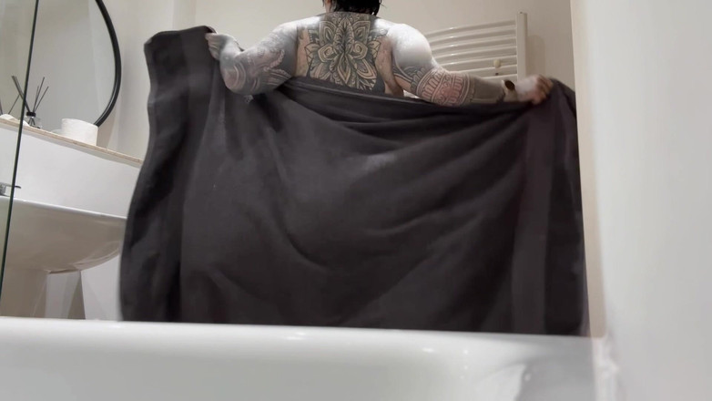 Miss Valentina: Погладьте мій використаний рушник