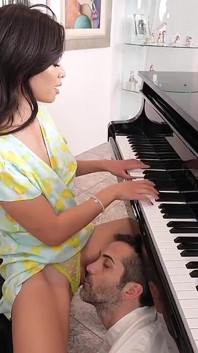 Suona il cazzo duro del tuo patrigno come se suona quei tasti del pianoforte