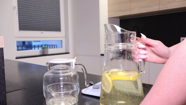 Laura Dee: Speciální zlatá limonáda Naughty Blonde - Kuchyňské čůrání fetiš &amp; vodní sporty