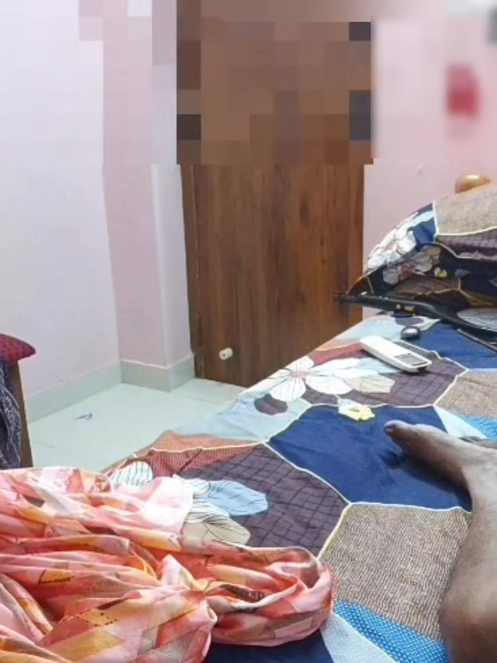 Black & white desicat: Krásná indická žena v domácnosti v Sárí ošukaná na misionáře