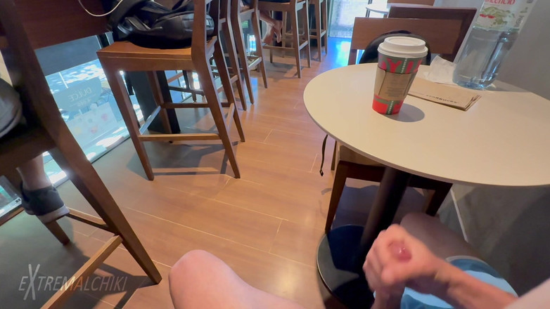 Extremalchiki: Masturbace ve veřejné kavárně Starbucks a výstřik
