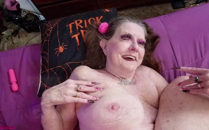 Sexy Sandra N Sir Christopher: Розовый и черная бимбо бабушка трахает шлюшку