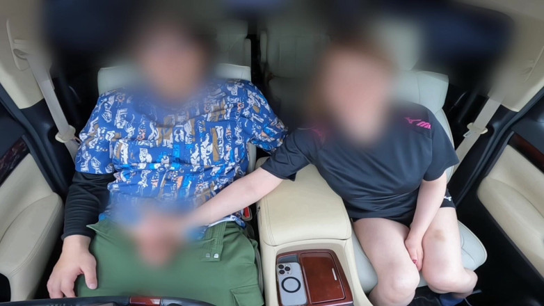 LuuLee0804: 旦那は観戦中。急いで車で手コキする人妻