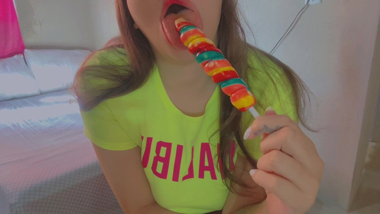 More Candy: Розпусна тінка використовує великий льодяник у своїй пизді, щоб мастурбувати, як погана дівчина