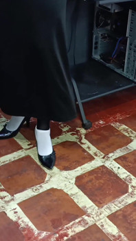 Atada Con Cinta Plástica Amordazada Con Un Tacón En La Cara Y Siendo Masturbada Con Un Juguete