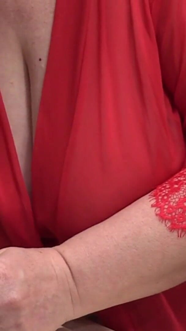 Milf Big Tits: Big Mature Tits Behind the Scenes. a Chubby Housewife Washes...