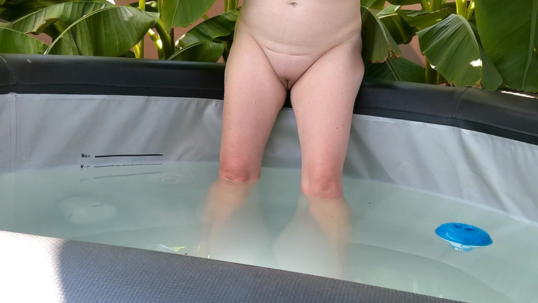SimoneLive1: I'm Not a Pool Boy