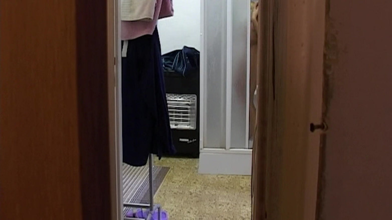 THAGSON 18+: loszka rozbiera się nago i pochyla się w drzwiach