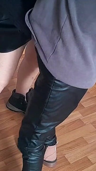 两个异性恋女友第一次尝试女同性爱，她们很喜欢