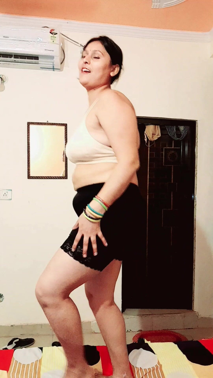 Puja555: देसी पत्नी पूजा भाभी नाच रही है