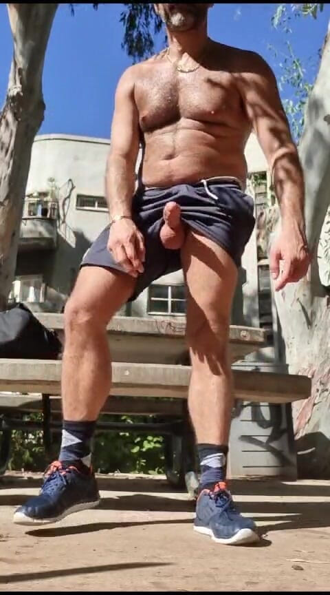 Zack f: Un mec a frappé sa bite dans le parc public,...