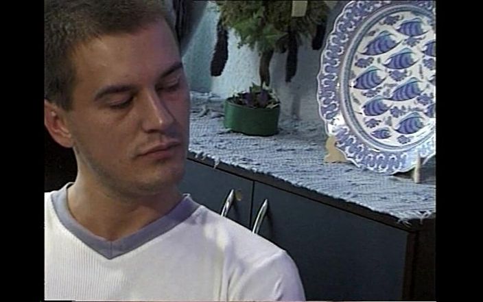 Vintage megastore: Double pénétration avec éjaculation dans la bouche et le cul d’une...