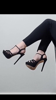 Stiletto și picioare goale - mers pe jos și pozează