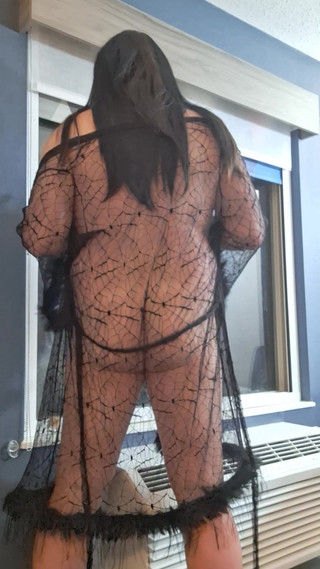 Victoria Lecherri: 창문 앞에서 관심을 끌기 위해 노력!