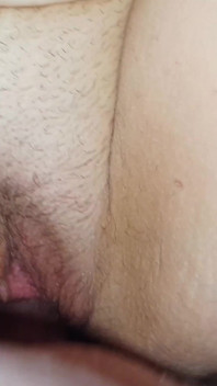 Het sperma loopt uit mijn poesje