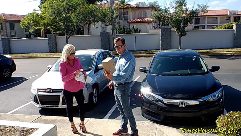 Ms Paris and Friends: Perverzníky doručovatelky