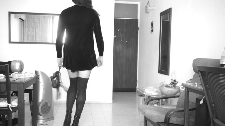 Voyager: Pokaz krótkich sukienek Crossdresser