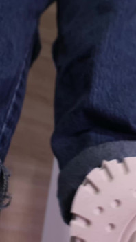 En primer plano en el gimnasio - chica zapatillas de deporte dominación
