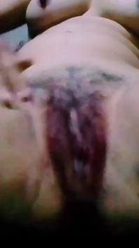Meine muschi ist so verzweifelt, von einem schwanz gefickt zu werden, dass ich nicht einmal mit dem Finger zum orgasmus kommen kann. Bitte jemand fickt mich. Fick mich so mu