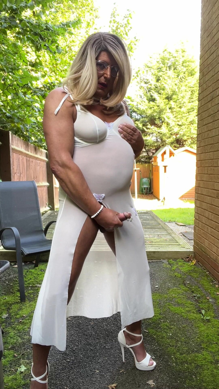 Kellycd2022: Sexy Crossdresser Kellycd2022 v sexy bílém prádle