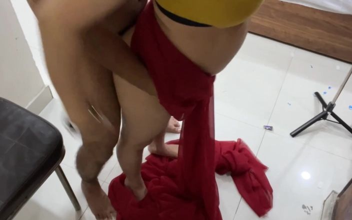 Dal138: Une Indienne sexy se fait baiser par sa chatte rose...