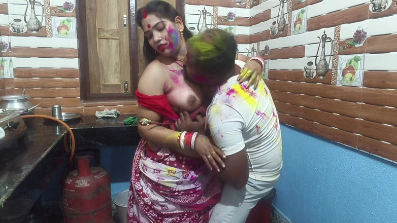 Sona bhabhi: Hermosa india bengalí disfruta holi especial con sus vecinos aplicados...